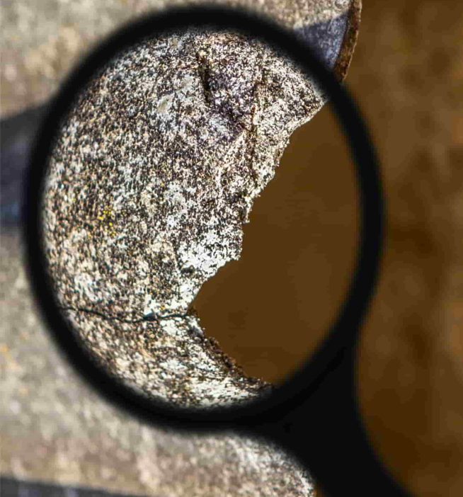Detalle de material con amianto observado durante una inspección técnica